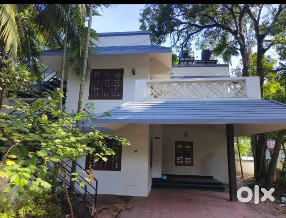 LADIES P G IN THRIPUNITHURA,NEAR METRO STATION