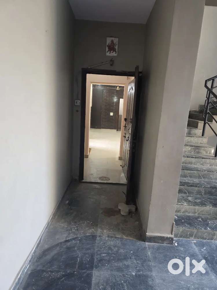 Flat on delhi matura road near pappan plaza
