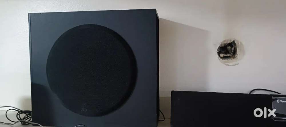 Sound bar with woofer