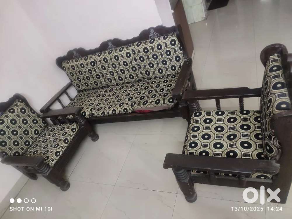 Beautiful 5-Seater Sofa with center table Set for Sale, swipe to see