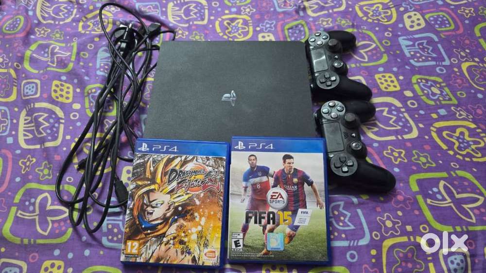 PS4 Slim 500 GB + 2 DualShock Controllers + 2 Games
