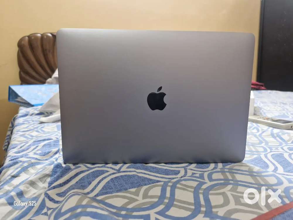 MacBook Pro 13 inch MacBook Pro 13 inch 
With Touch Bar 
Processor