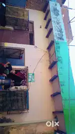65 Gaj ka hause hai 3  kamre  hai 1 bathroom hai 1 kamra chatt pe hai