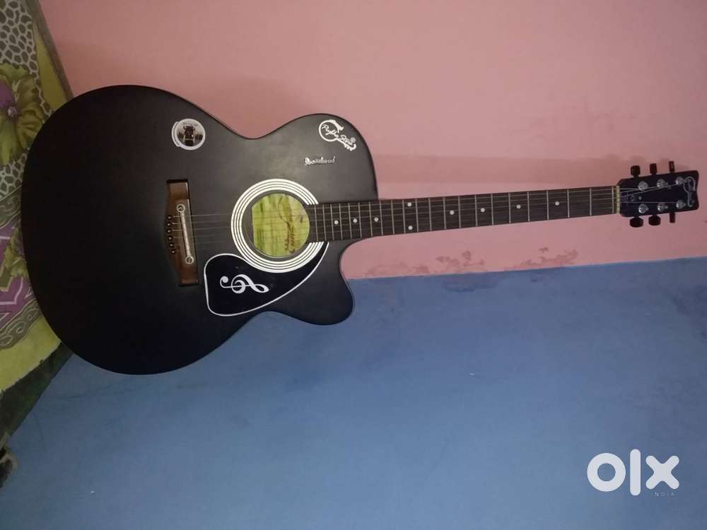 Piyabha store guitar