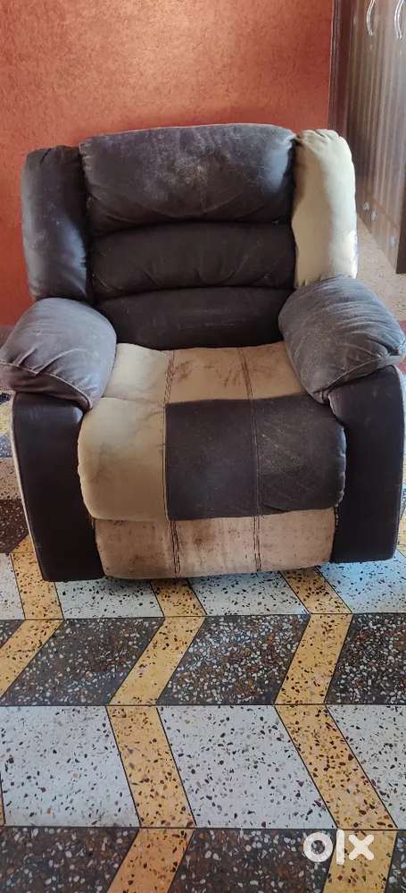 Recliner Sofa with hydraulically operated leg rest