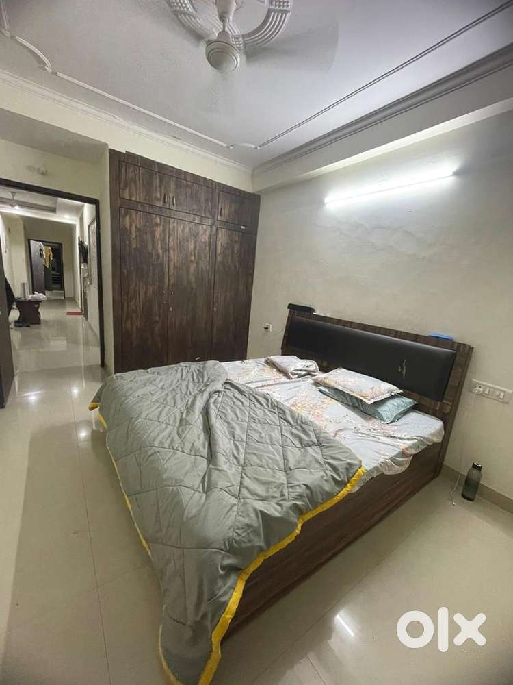 One room vacant in 3bhk flat (only for single person)