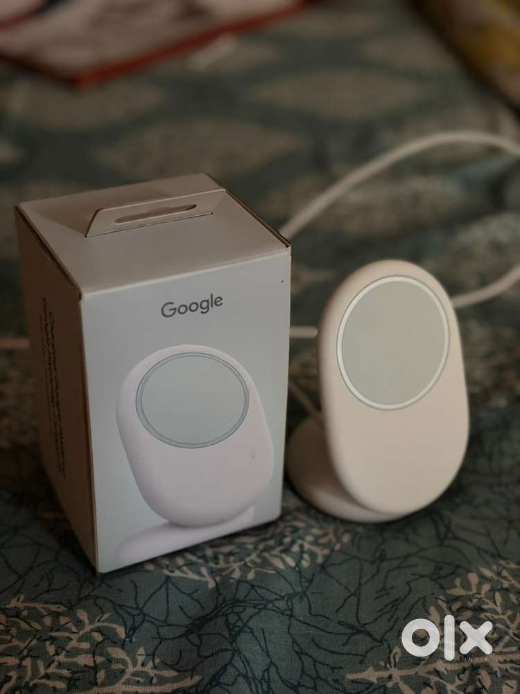 Pixelsnap Charger with Stand (brand new)