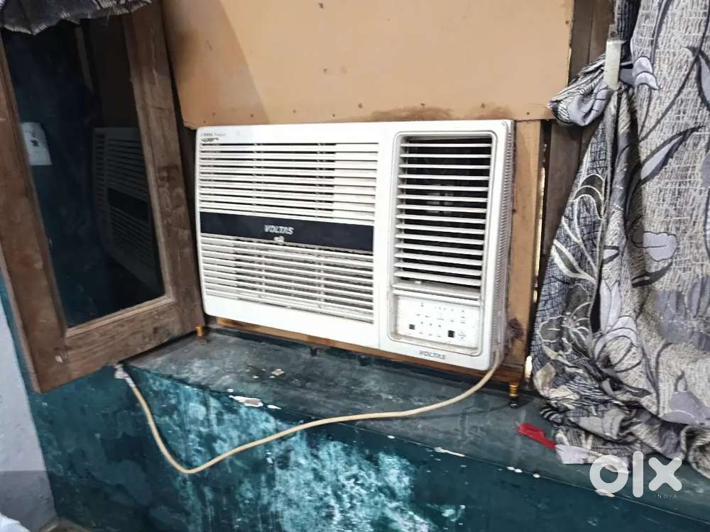 Voltas ac urgent sell 1.50 tan good condition