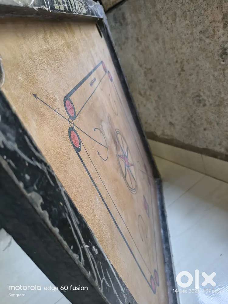 Carrom board