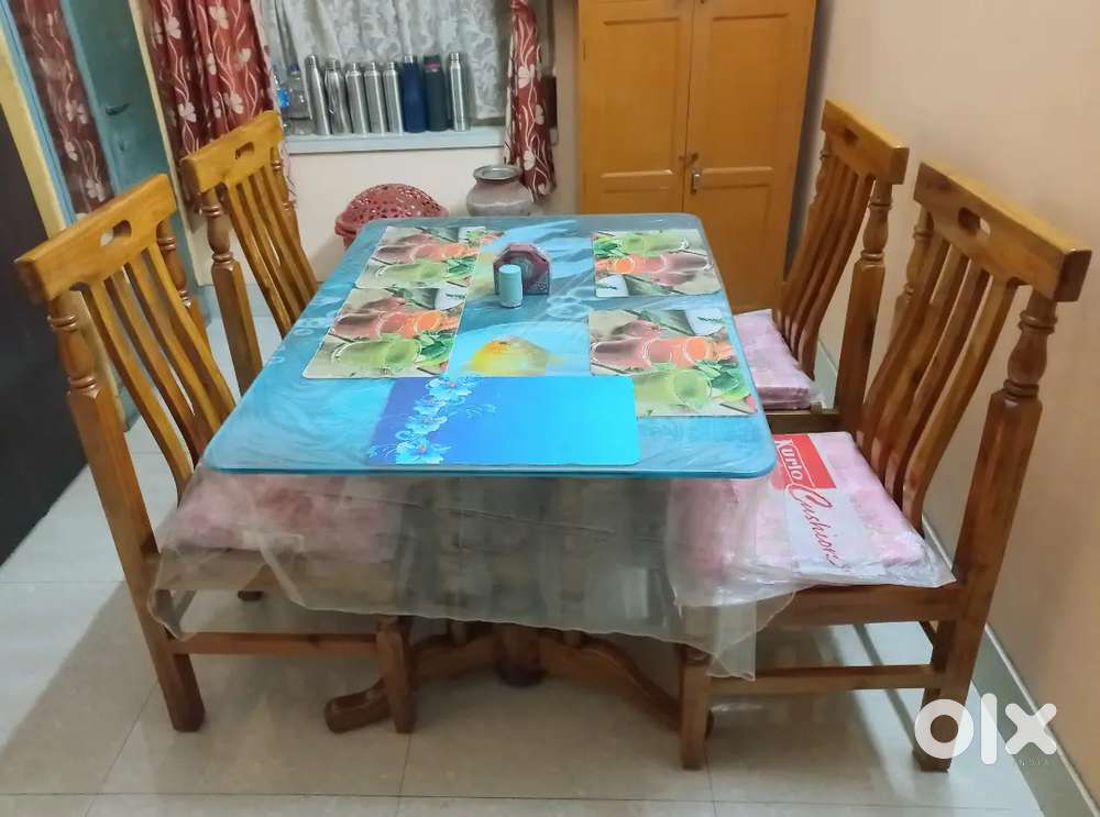 New 4 seater dinning table with 4 chairs.