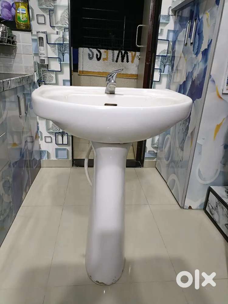Wash basin.tower.& tap& mirar good condition
