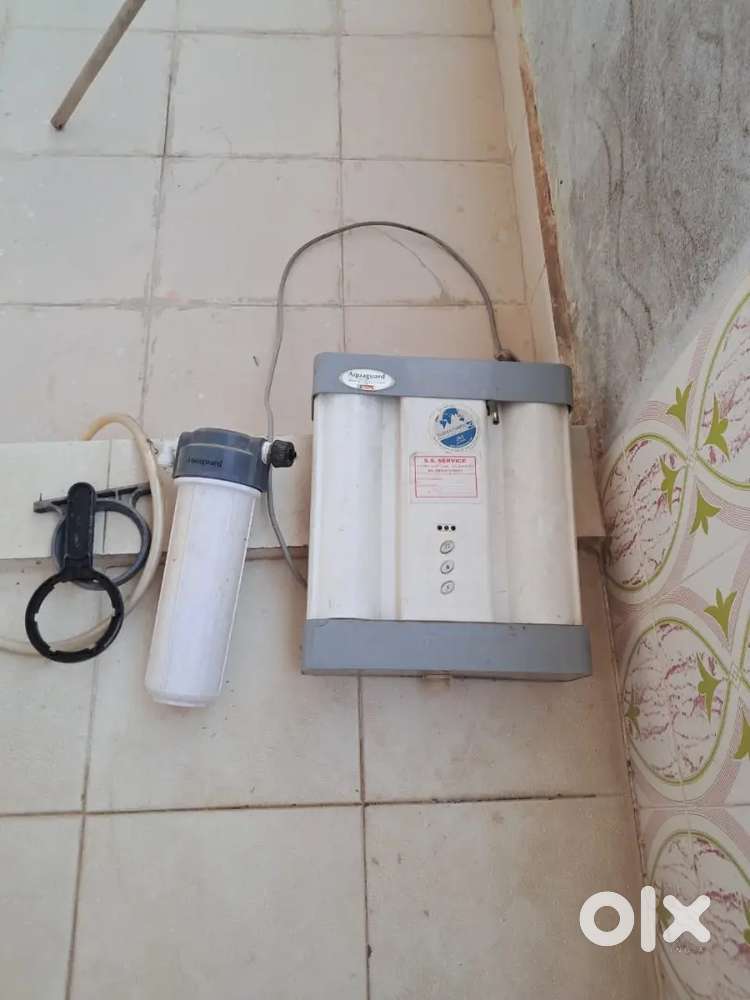 Aquaguard water filter& 2 water cansfor sale in good workingcondition