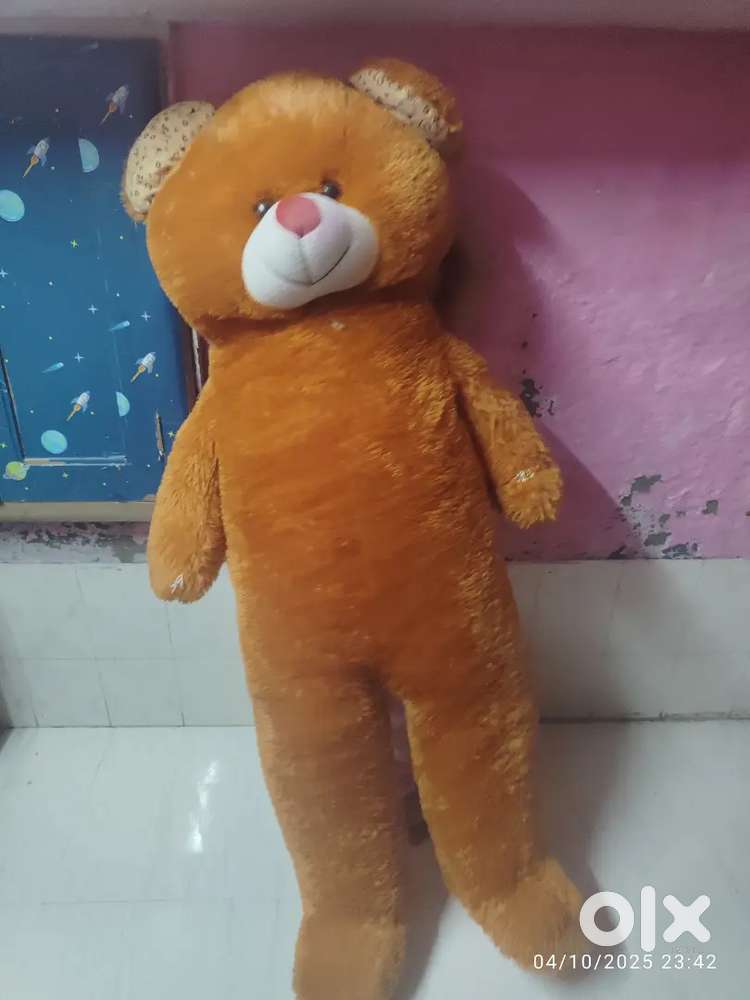 Soft toy 4 foot tedy great condition with pillo