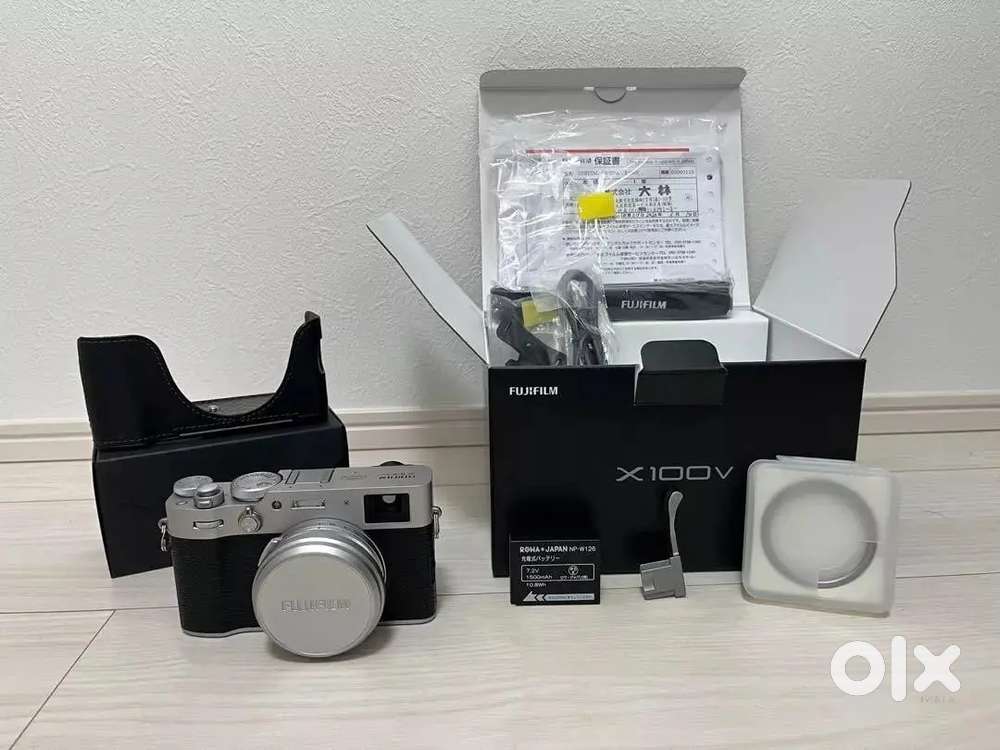FUJIFILM X100V silver digital camera  beautiful product