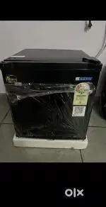 Mini refrigerator with freezer
