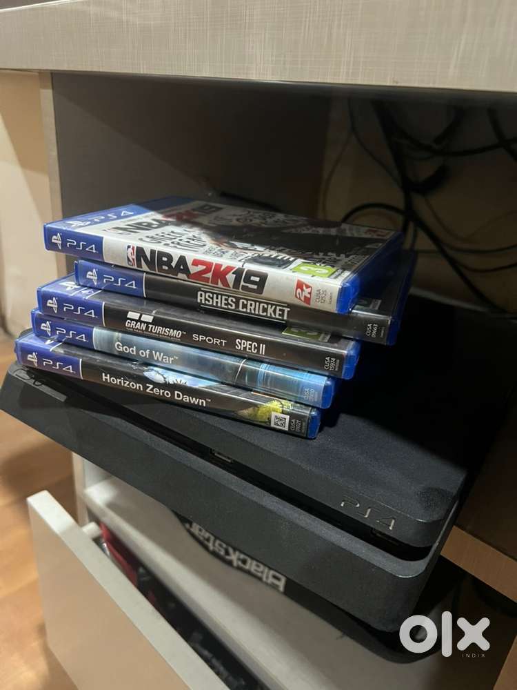 Ps4 Slim 1TB  2 Controlllers  5 Games
