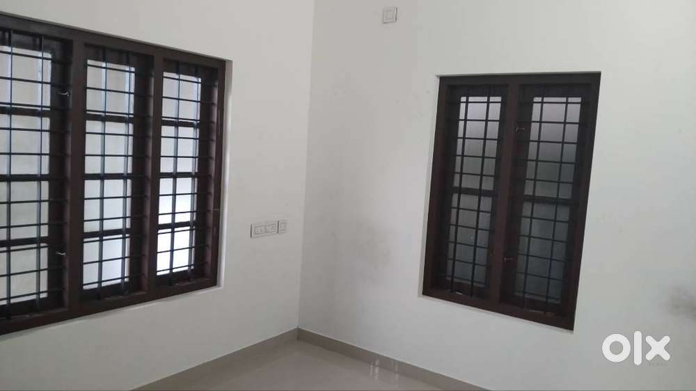 2BHK 1ST FLOOR.  2 CAR PARKING . UNFURNISHED..
