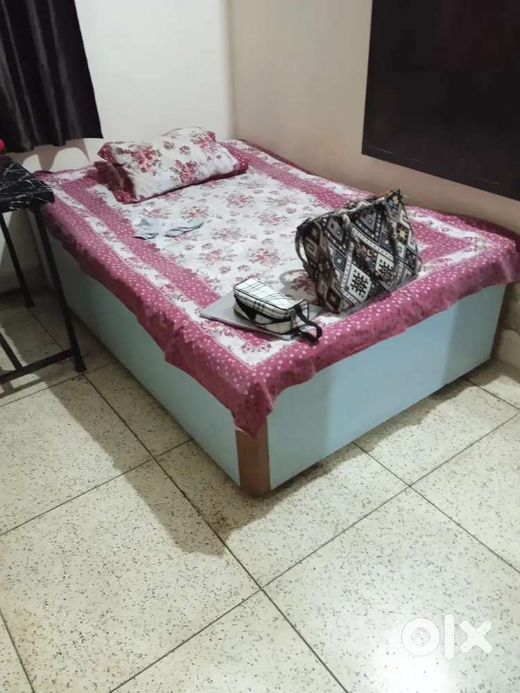 Diwan cum bed and side table