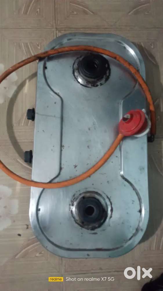 Gas stove with pipe and regulator