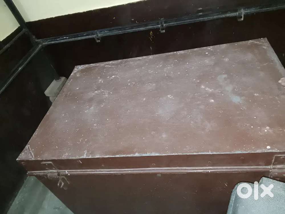 Still sanduk very strong hey aur wait 23 kg hey hight-2 fit weith-4 fi