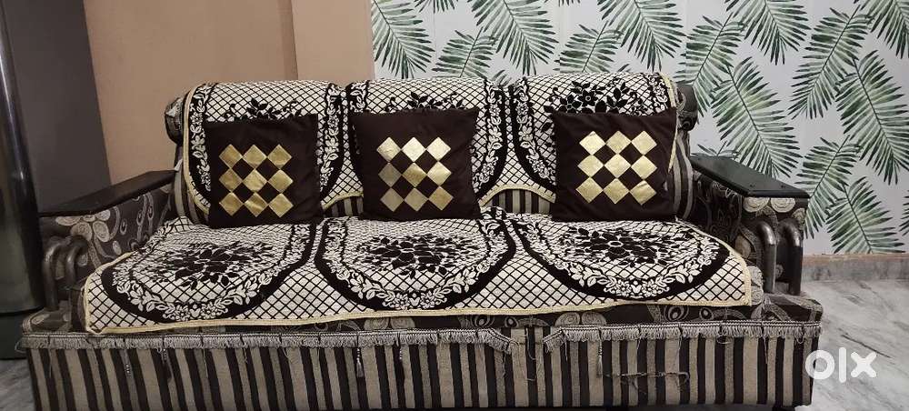 5 seater sofa set 3+1+1 just like new less used