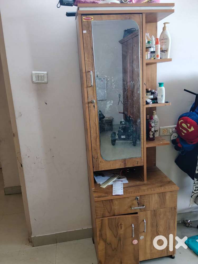 Dressing table for sale Rs4000