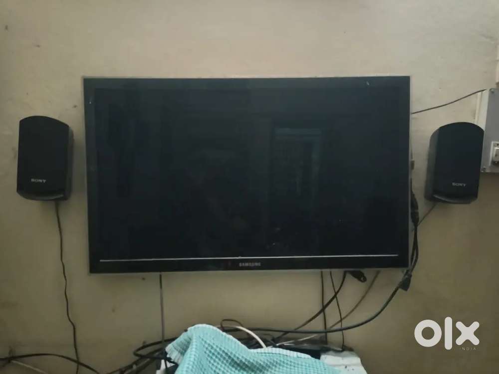 Samsung smart tv 32 inch with Sony delux boofer set.