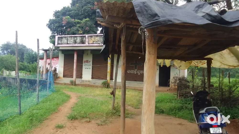 Ek roadside modern building jisme 4 dukaan niche hain, upar chhato