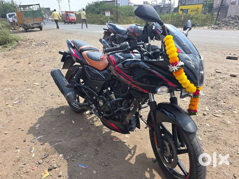 Showroom condition bike bajaj pulsar 220F