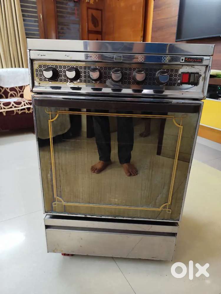 Cooking range with oven