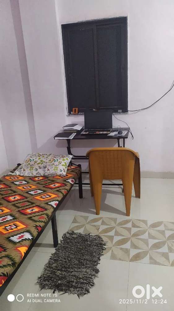 Single Roomate required