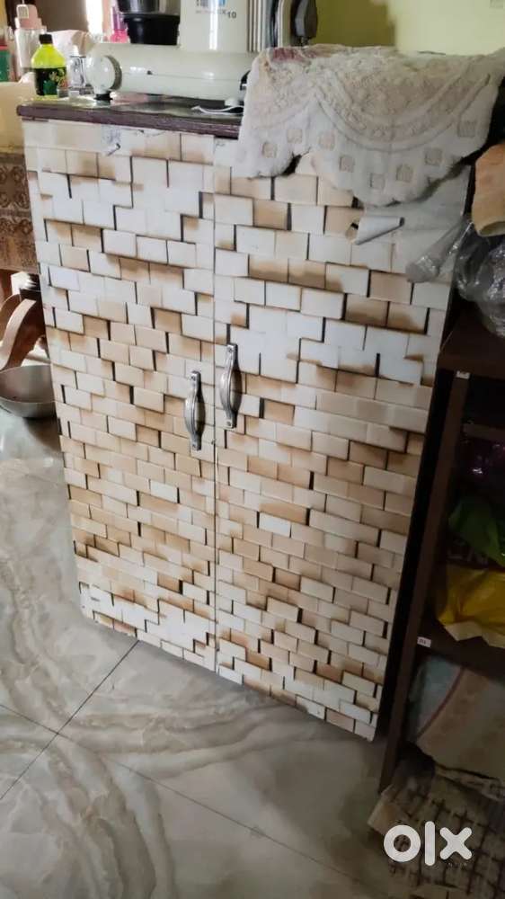 Wooden shoe rack in good condition