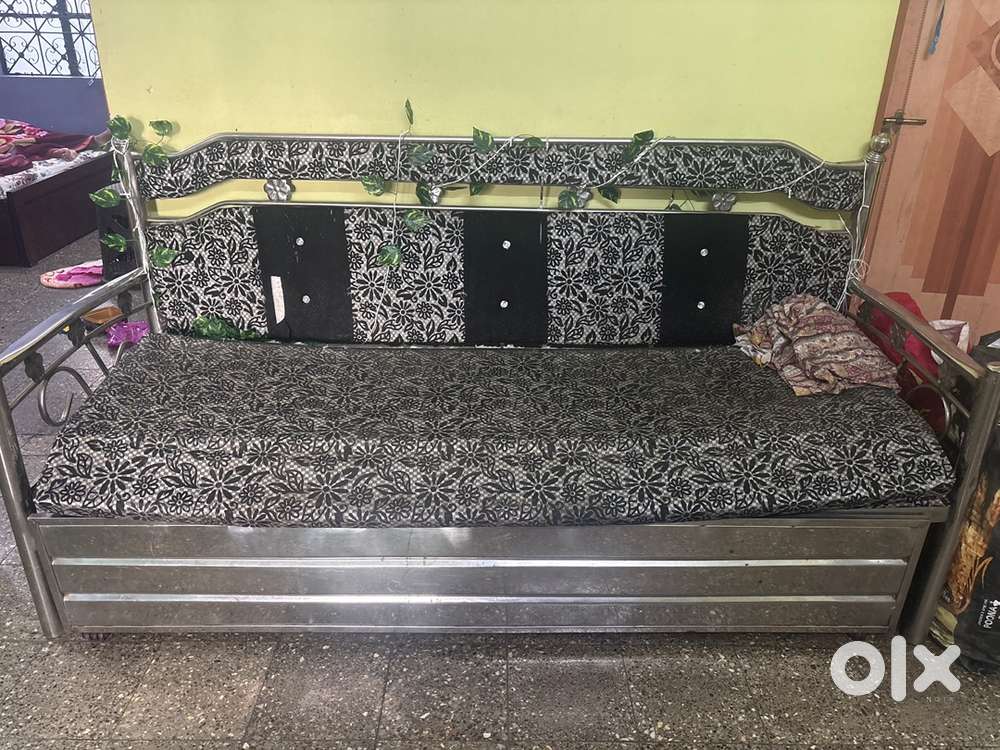 Sofa set and 2 tables
