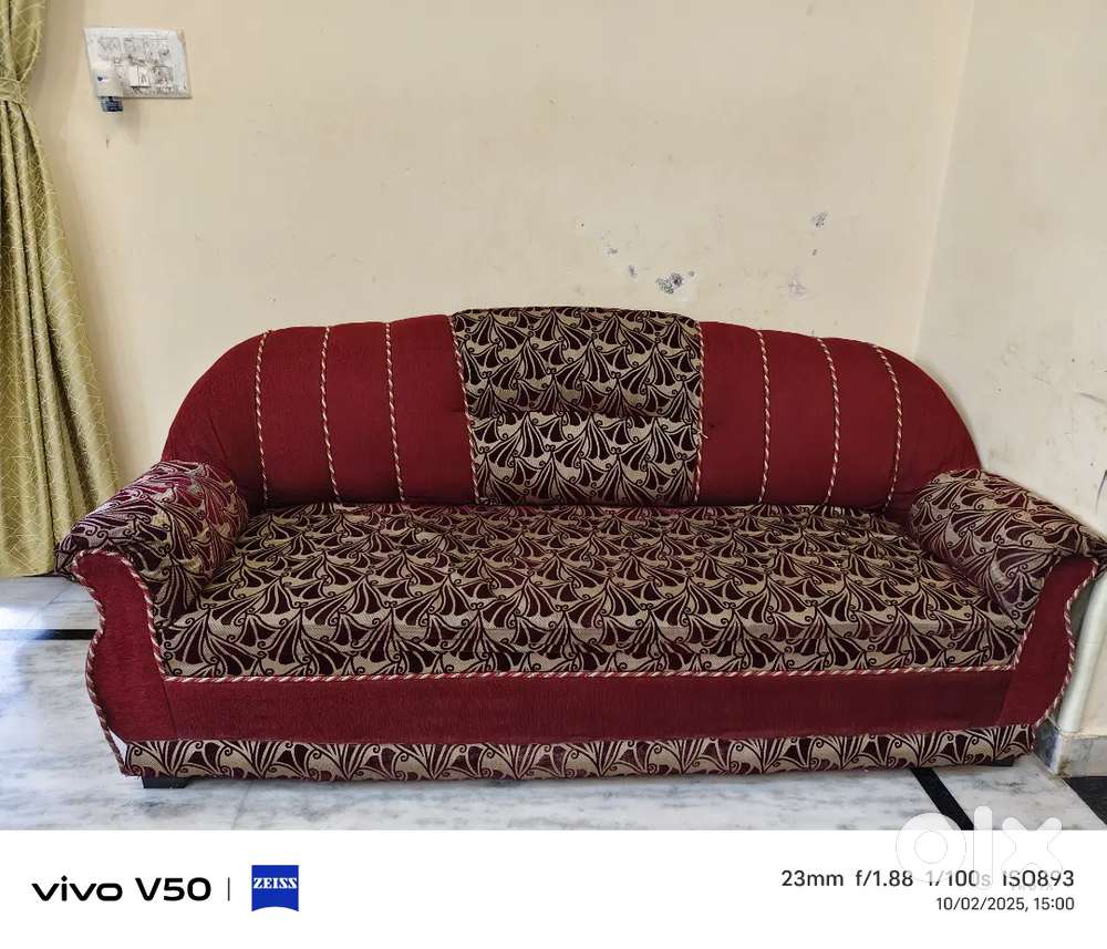 सोफा सेट  5 सीटर अच्छी कंडीशन में ।