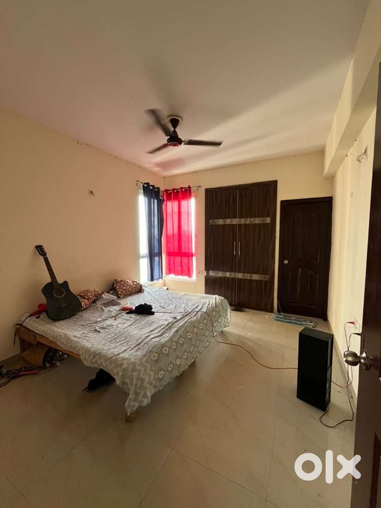 1 room available in 3 bhk flat in bbd green city