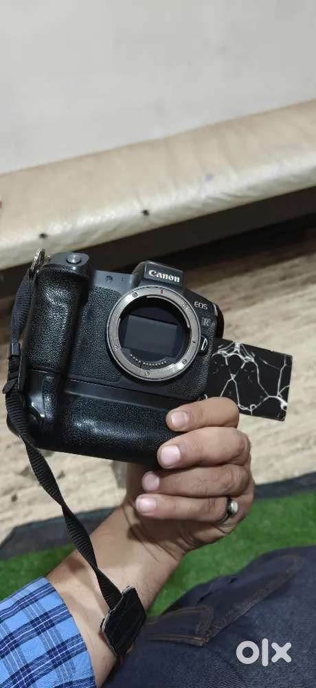 Canon R with Bettry Grip