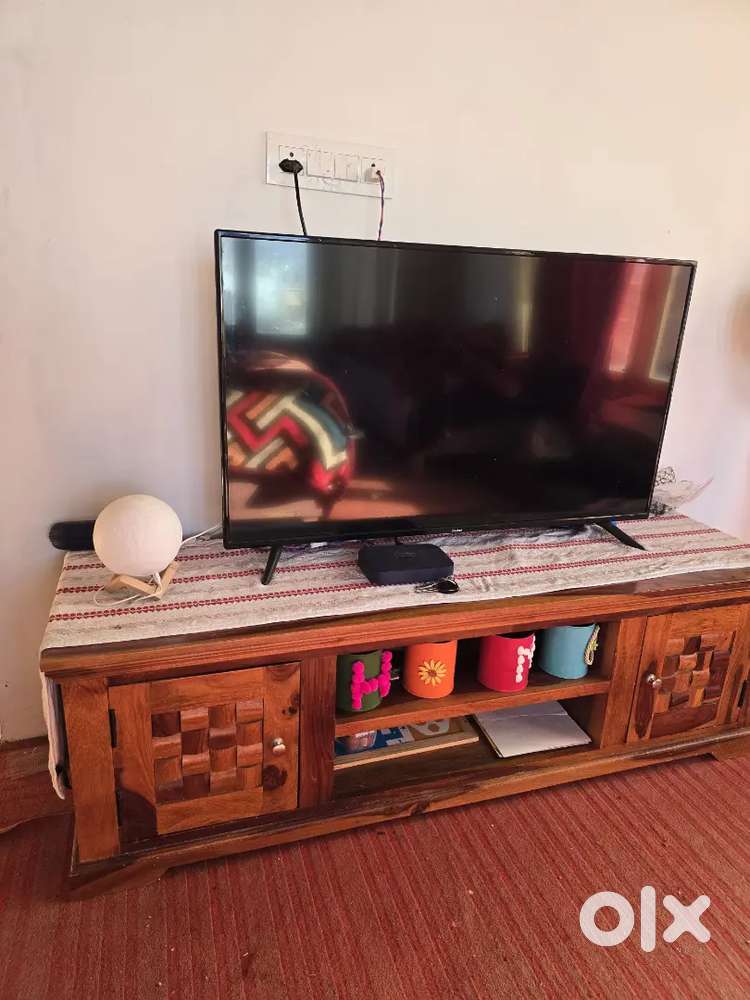 Redmi 42 inches with table