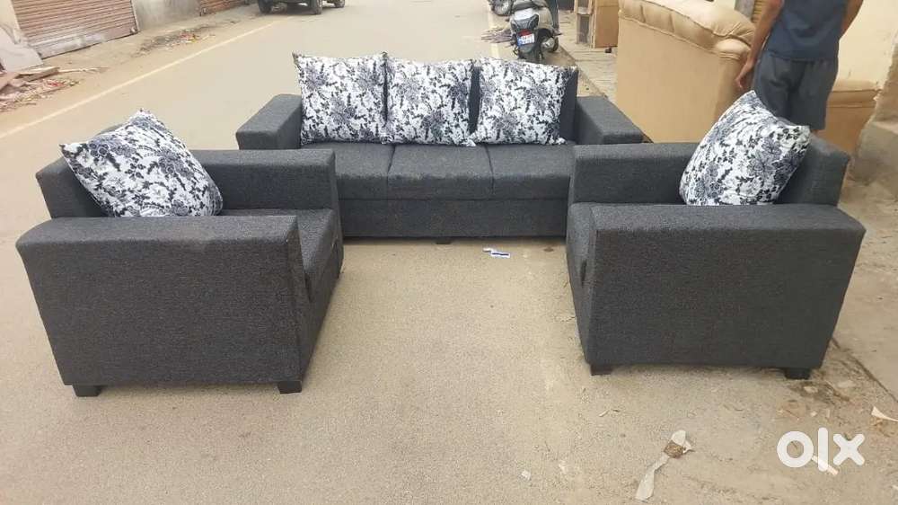 BRAND NEW LUXURYS STYLE BOX SET SOFA FOR AFFORDABLE PRICE