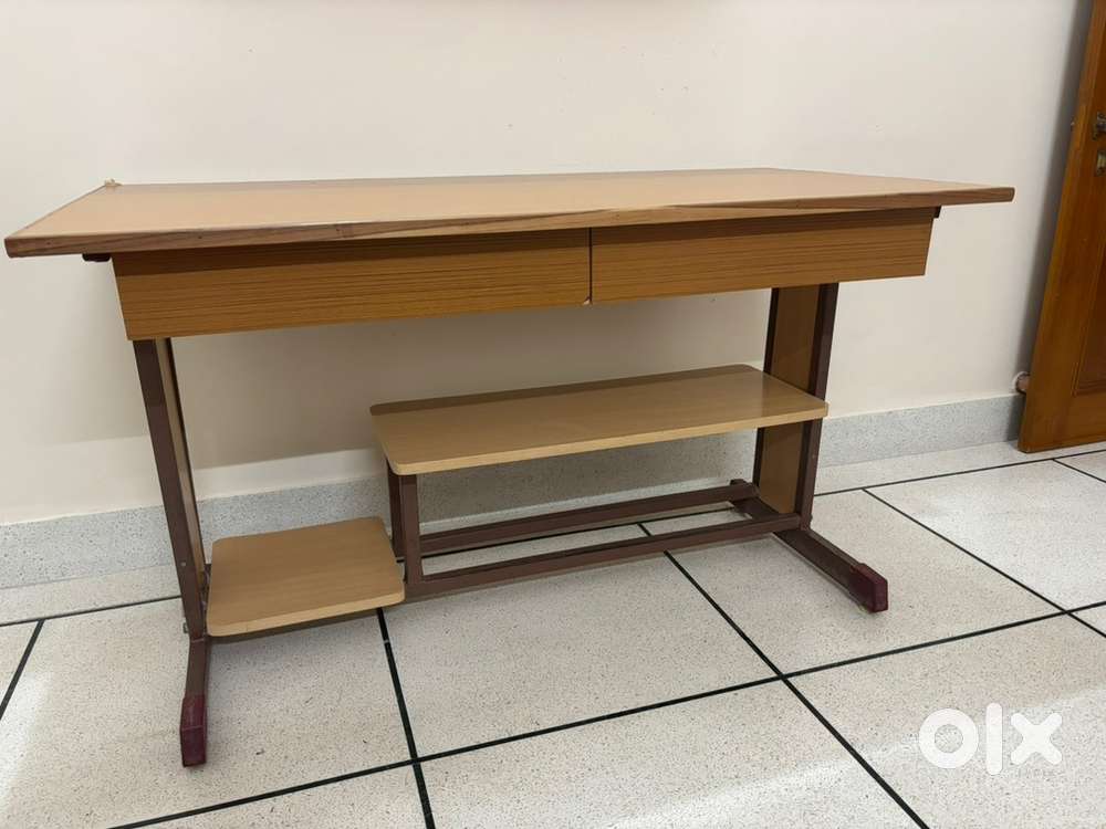 Computer table
