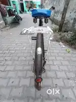 उसकी हब में बैरिंग पड़े हुए हैं