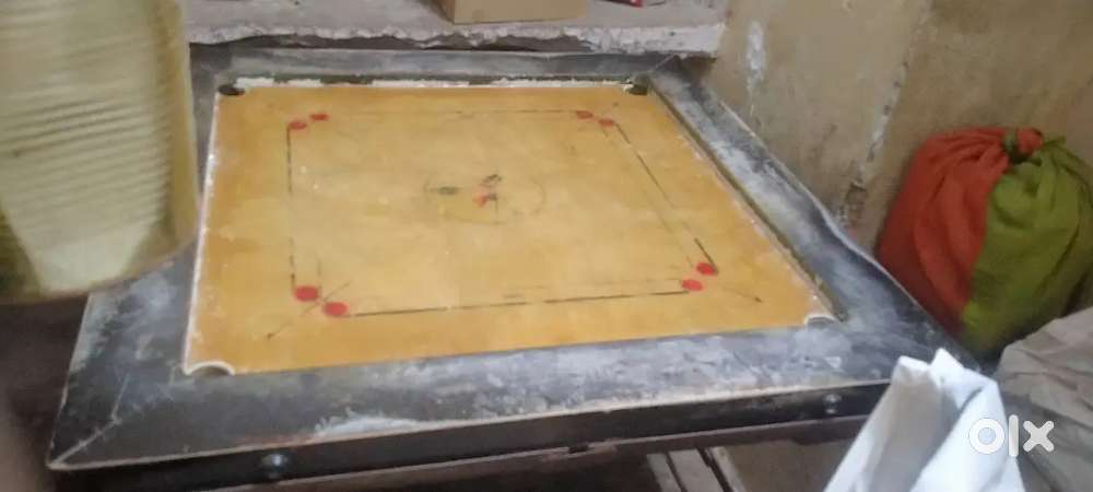 Carom with stand and chair