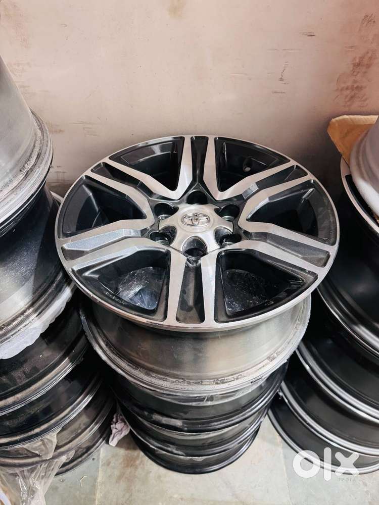 FORTUNER ORIGINAL ALLOY WHEELS 17 INCHES (GOOD CONDITION)