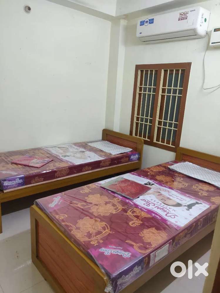 Women's Pg in Annanagar