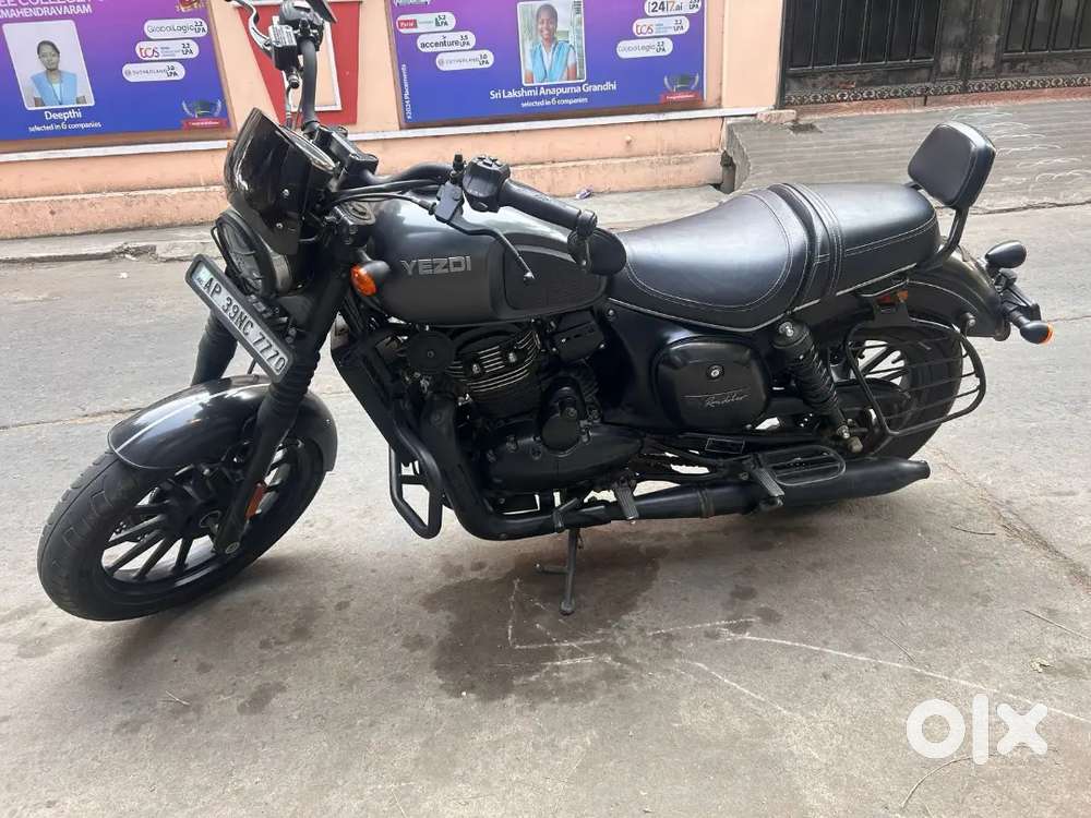 Yezdi Roadstar (2022)