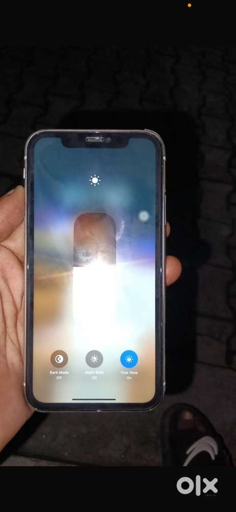 I phone 11 foldar chag hai betri cheng volume batan nhi chalta