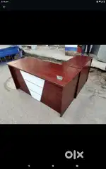 Md table with side unit storage