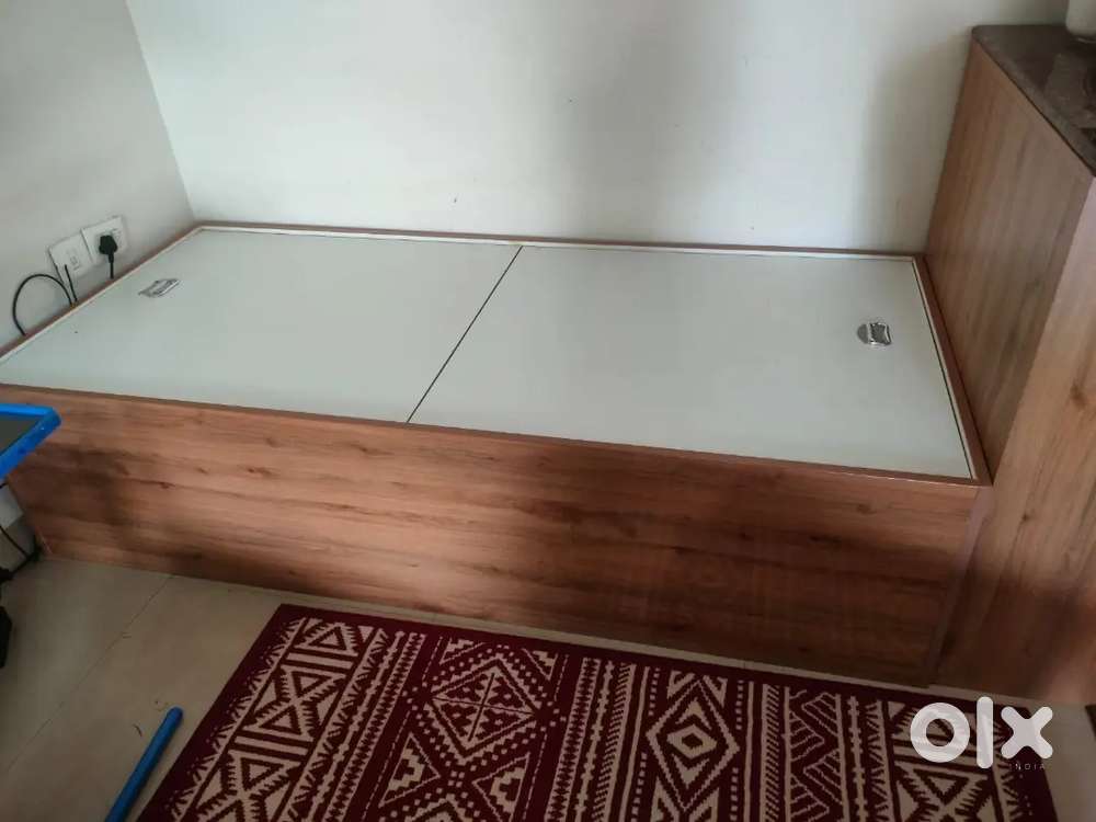 Diwan with storage