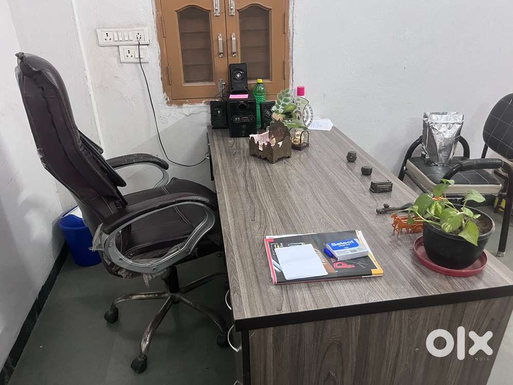 Office table boss chair