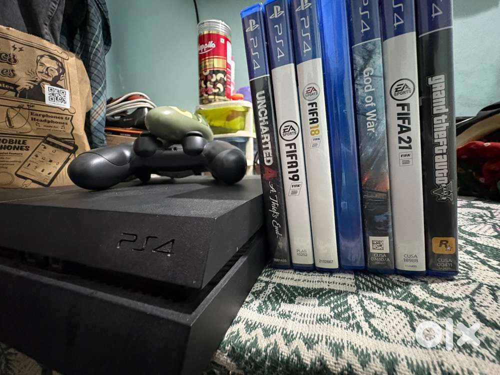 Ps4 with 2 controller and 7 games