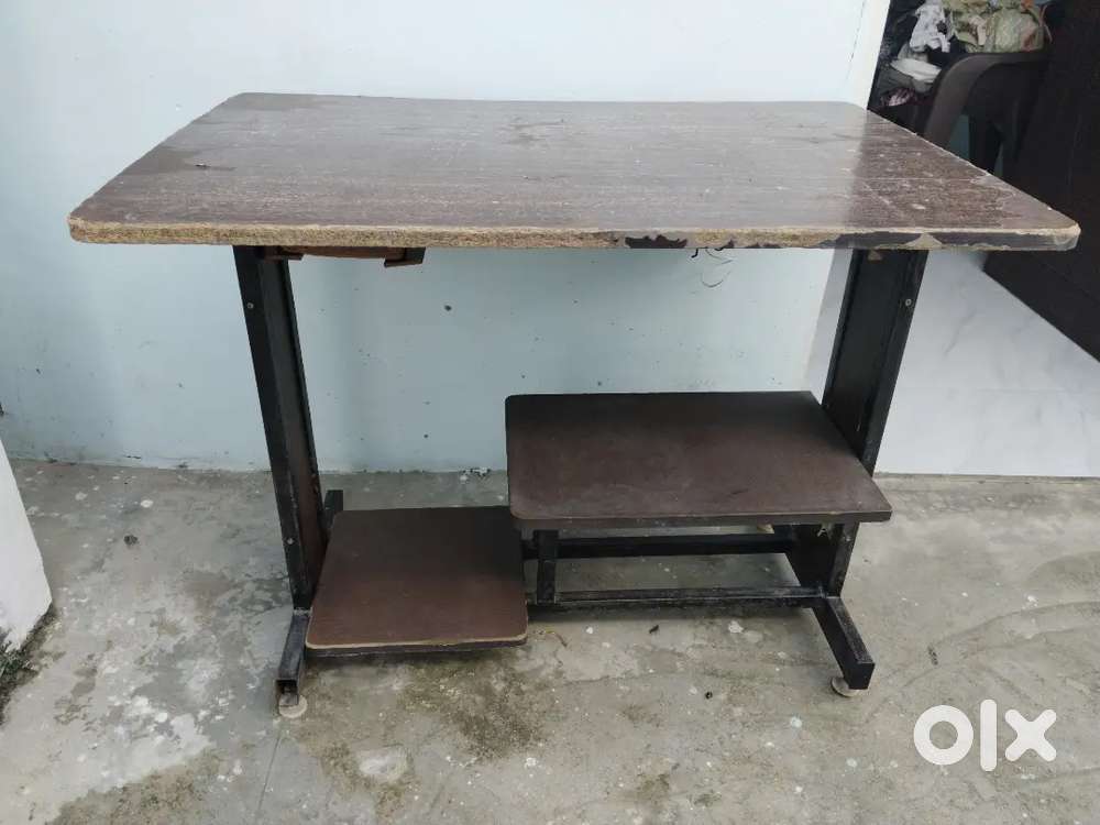 Computer table